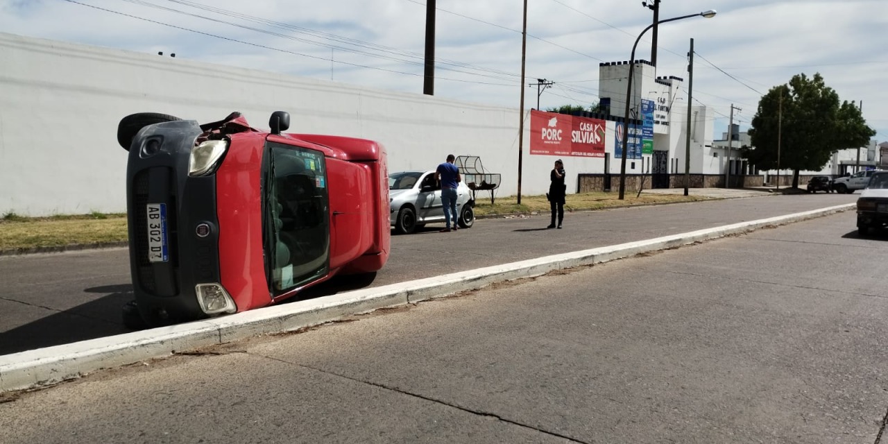 Espectacular accidente frente al Club El Fortn